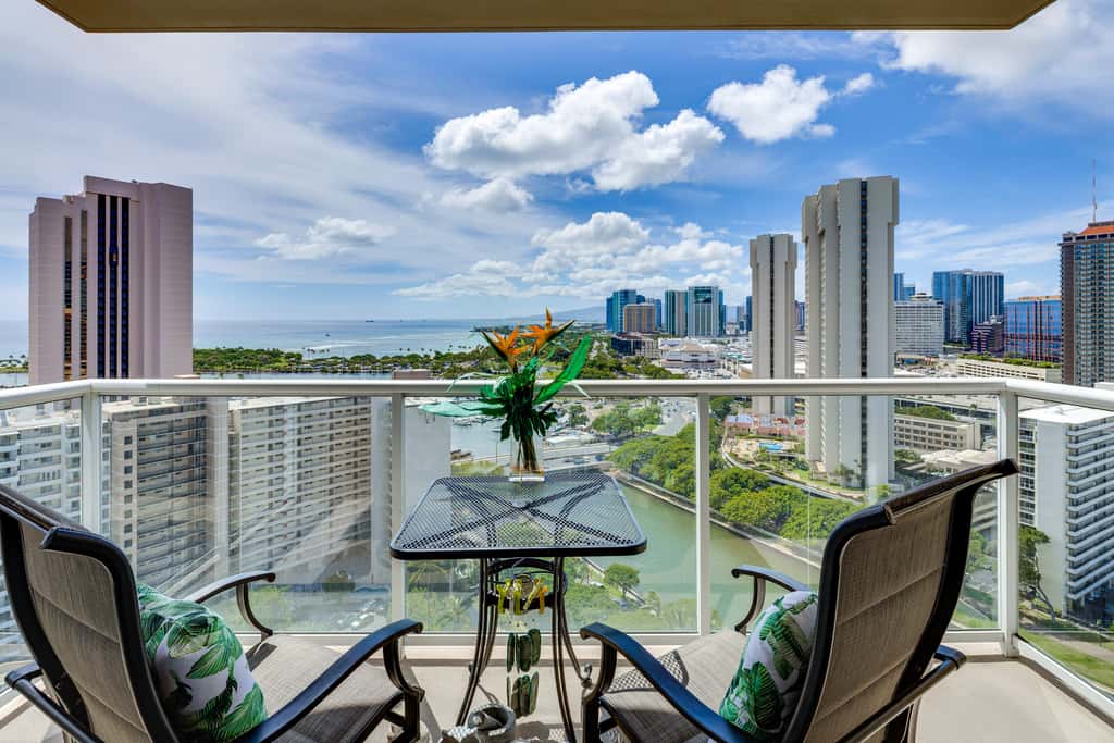 Walk to Beach, Shopping & Dining! Waikiki-Area