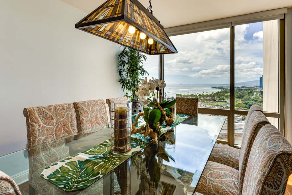 Walk to Beach, Shopping & Dining! Waikiki-Area