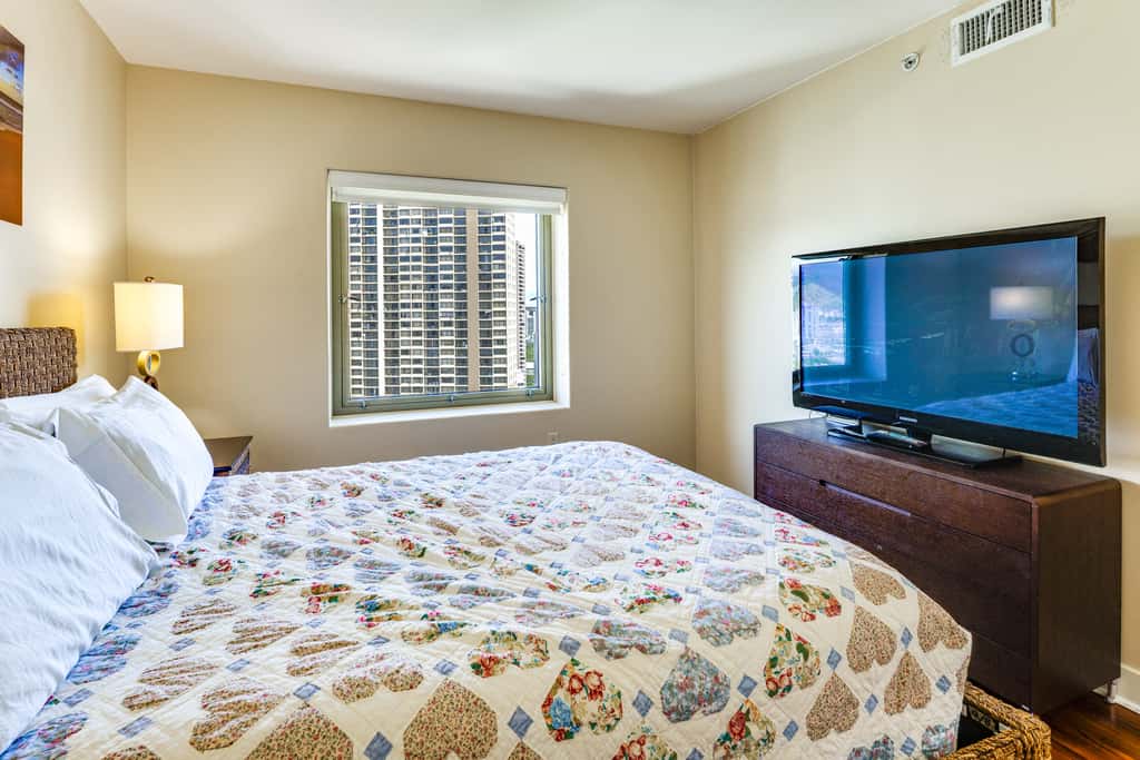 Walk to Beach, Shopping & Dining! Waikiki-Area