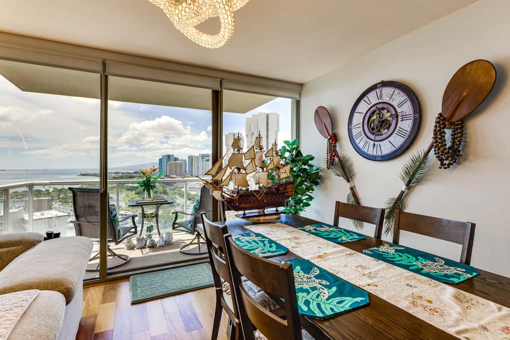 Walk to Beach, Shopping & Dining! Waikiki-Area