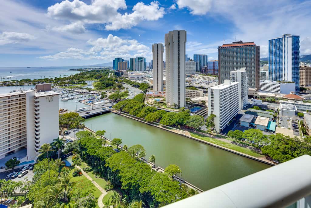 Walk to Beach, Shopping & Dining! Waikiki-Area