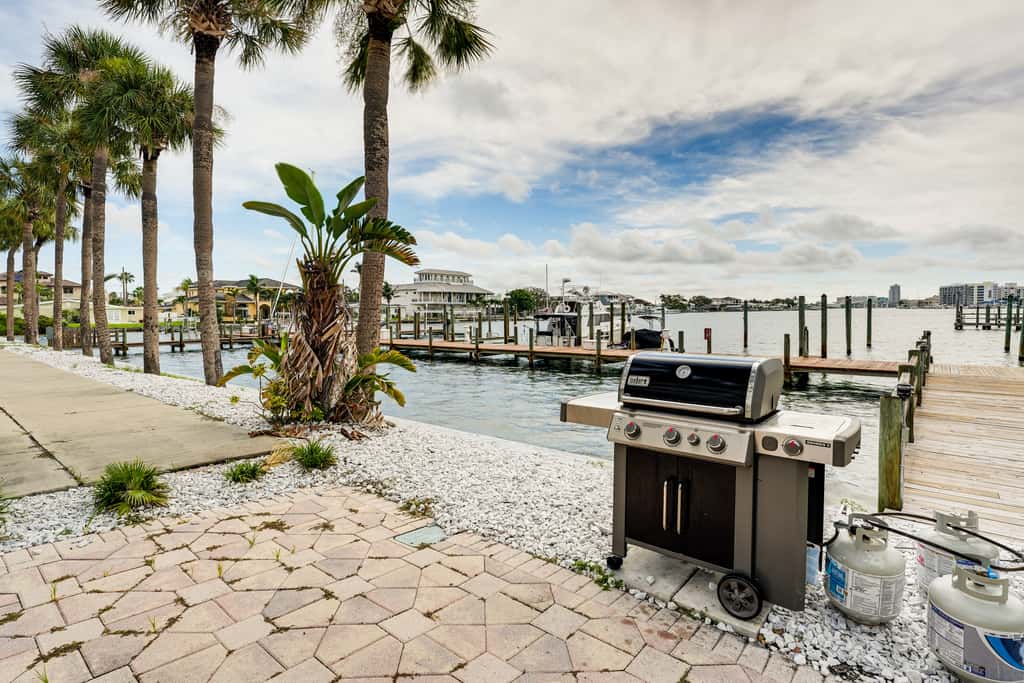 2 Blocks to Clearwater Beach: Walkable Coastal Gem