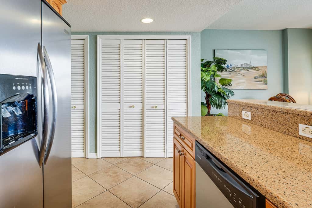 2 Blocks to Clearwater Beach: Walkable Coastal Gem