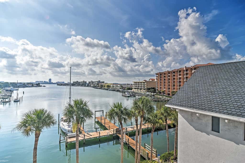 2 Blocks to Clearwater Beach: Walkable Coastal Gem