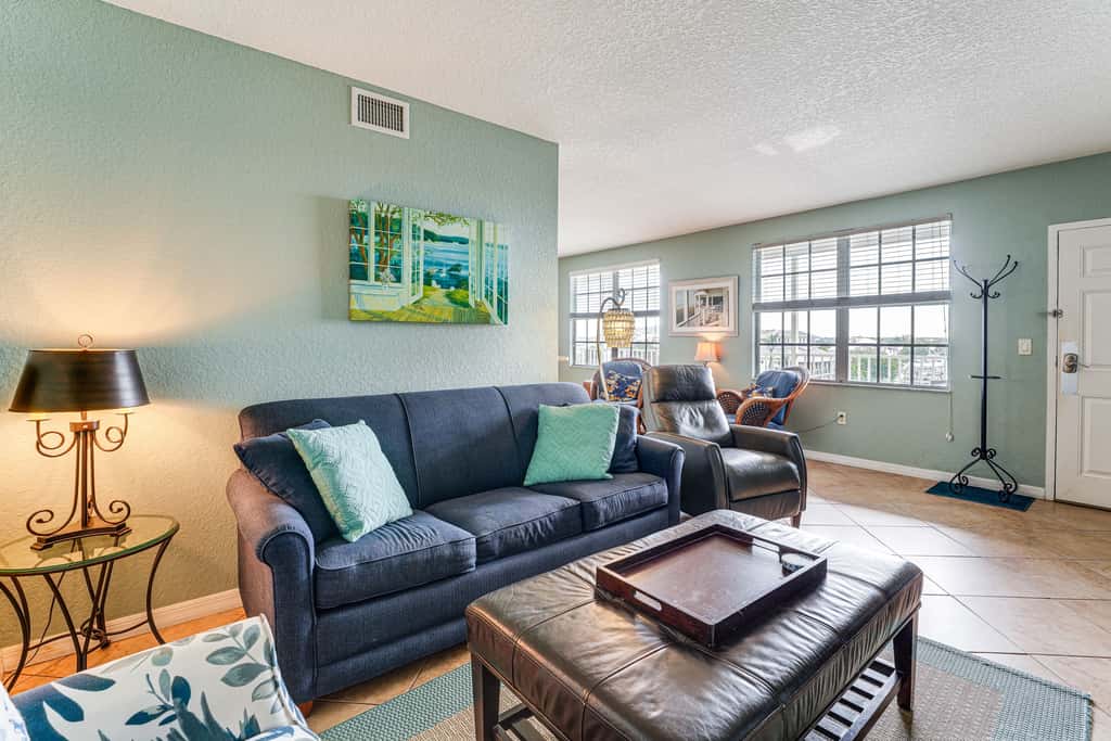 2 Blocks to Clearwater Beach: Walkable Coastal Gem
