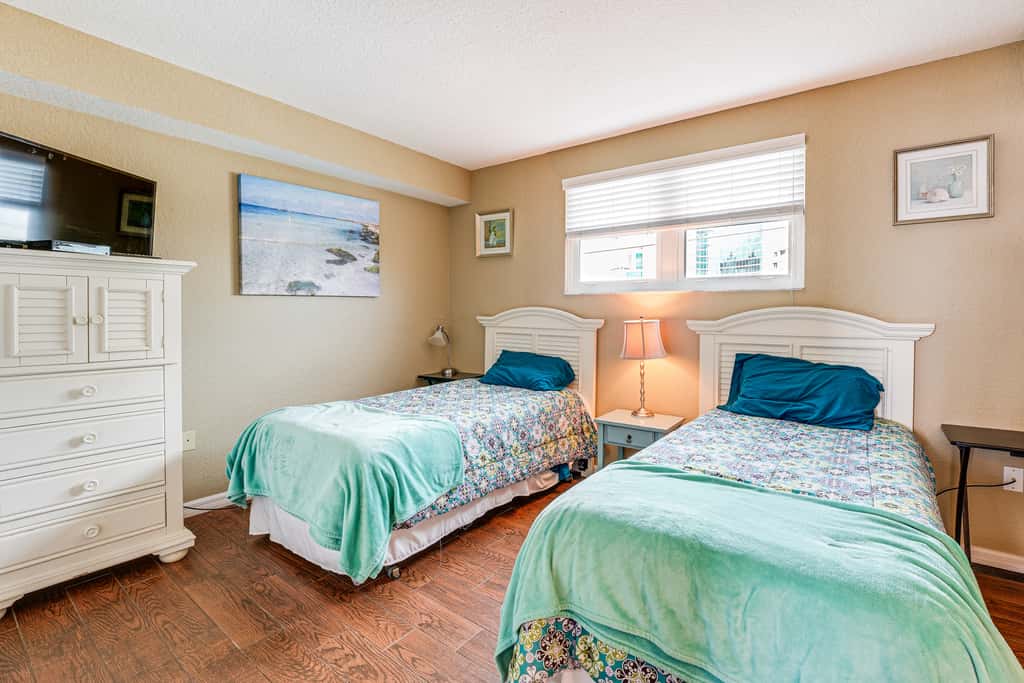 2 Blocks to Clearwater Beach: Walkable Coastal Gem