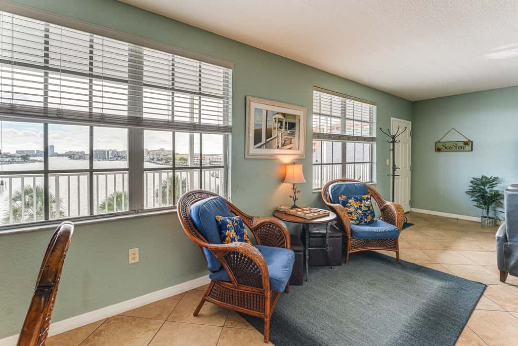 2 Blocks to Clearwater Beach: Walkable Coastal Gem