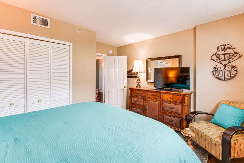 2 Blocks to Clearwater Beach: Walkable Coastal Gem