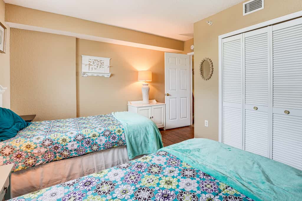 2 Blocks to Clearwater Beach: Walkable Coastal Gem