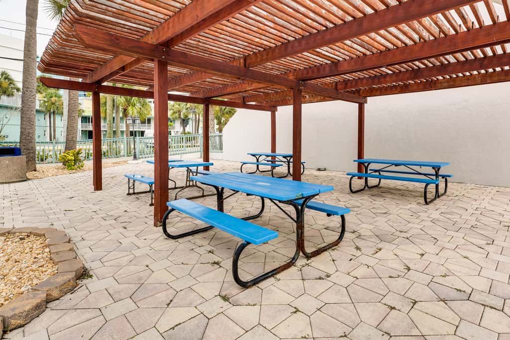 2 Blocks to Clearwater Beach: Walkable Coastal Gem