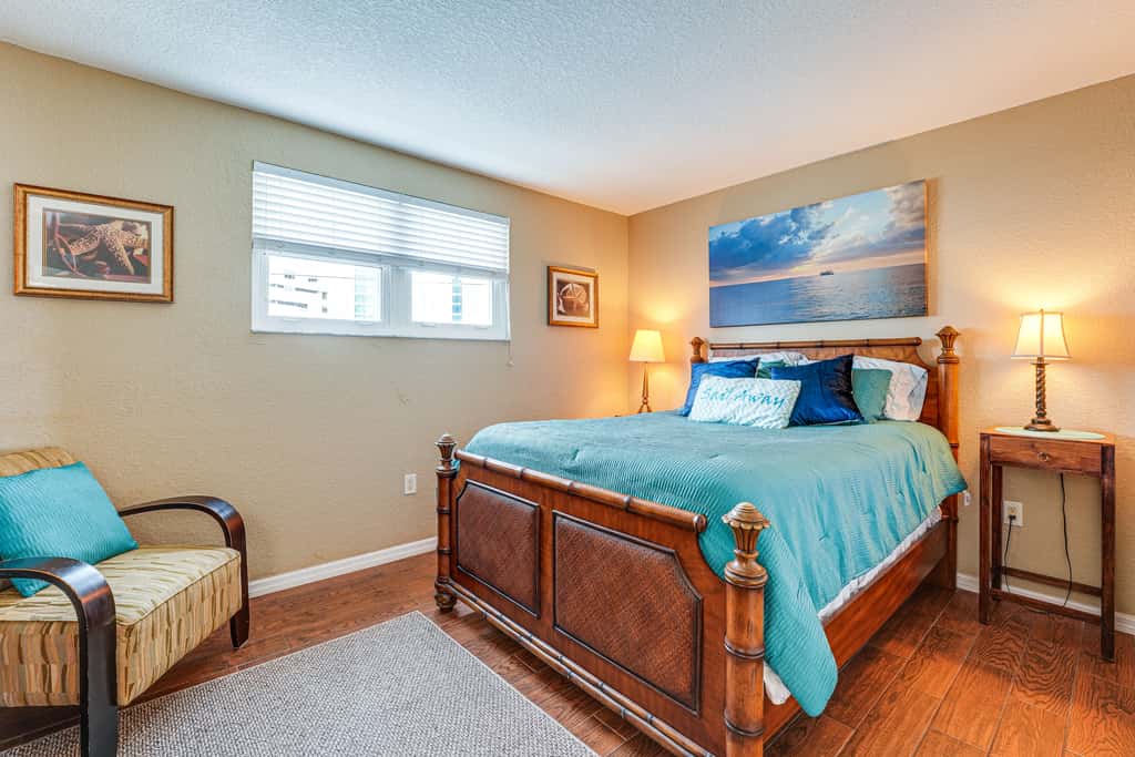 2 Blocks to Clearwater Beach: Walkable Coastal Gem