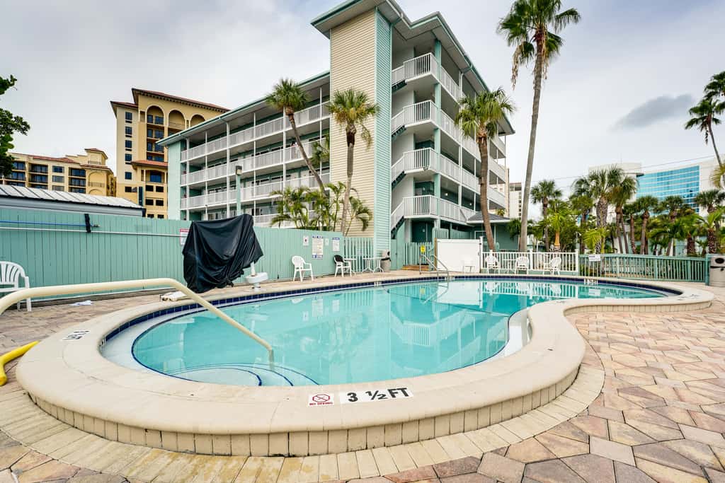 2 Blocks to Clearwater Beach: Walkable Coastal Gem