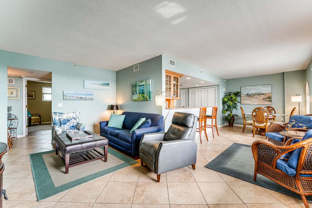 2 Blocks to Clearwater Beach: Walkable Coastal Gem