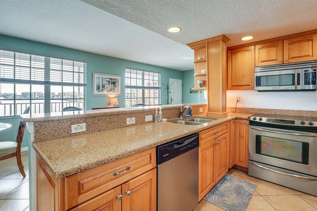 2 Blocks to Clearwater Beach: Walkable Coastal Gem