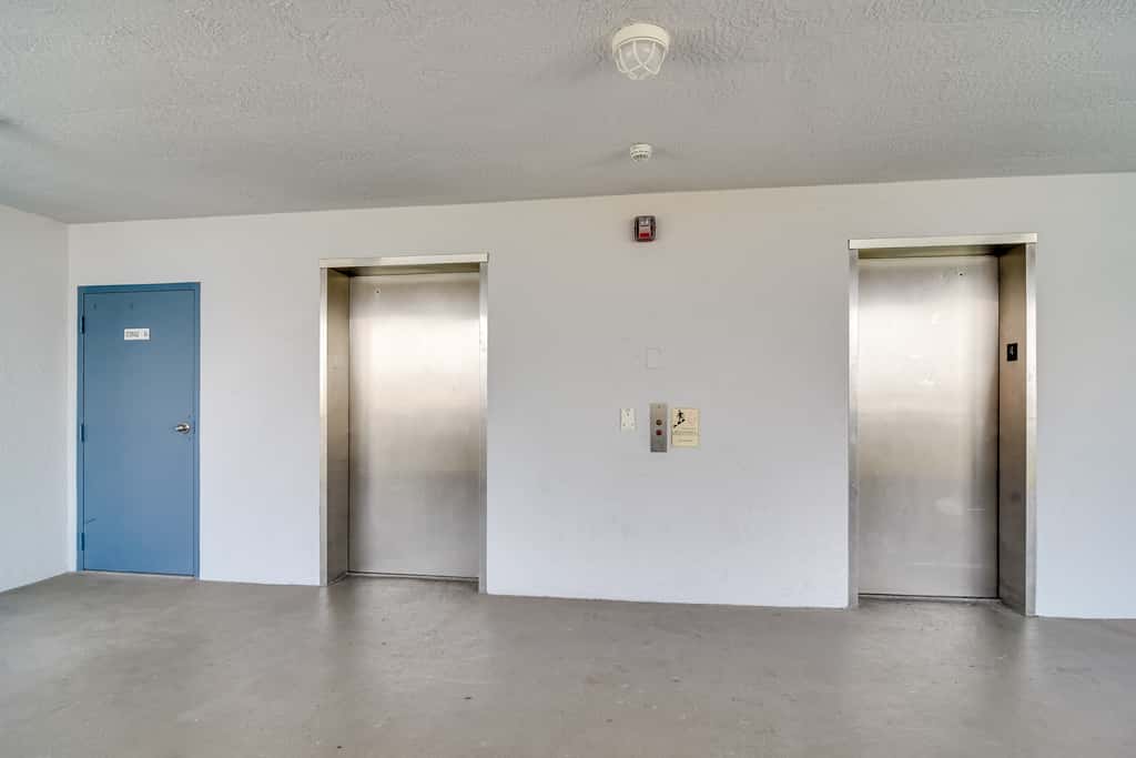 2 Blocks to Clearwater Beach: Walkable Coastal Gem