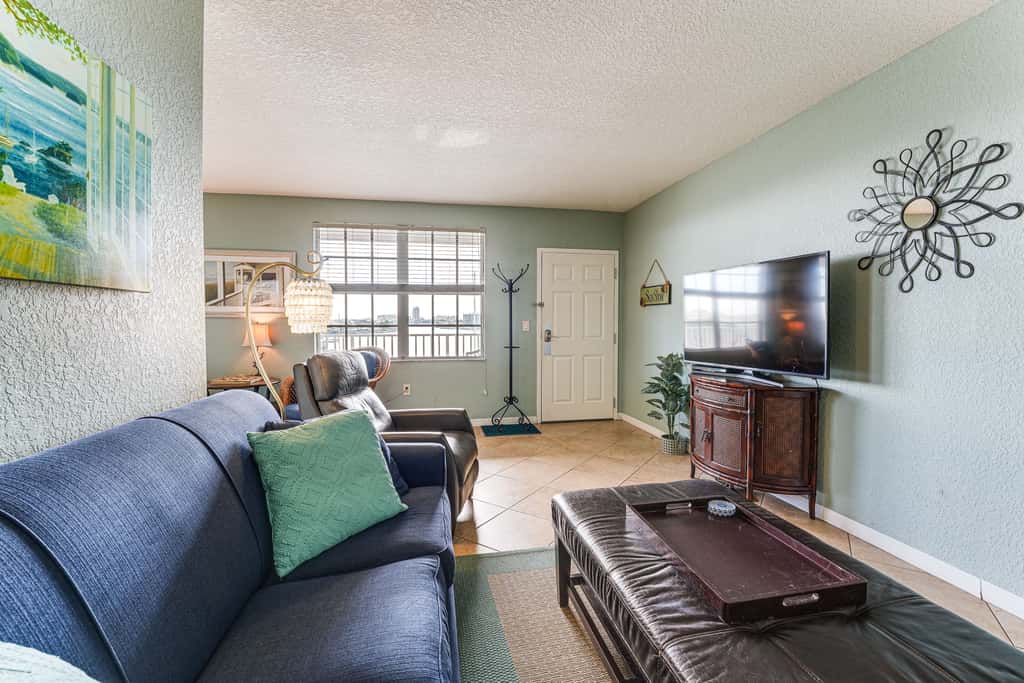 2 Blocks to Clearwater Beach: Walkable Coastal Gem