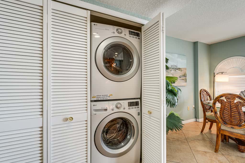 2 Blocks to Clearwater Beach: Walkable Coastal Gem