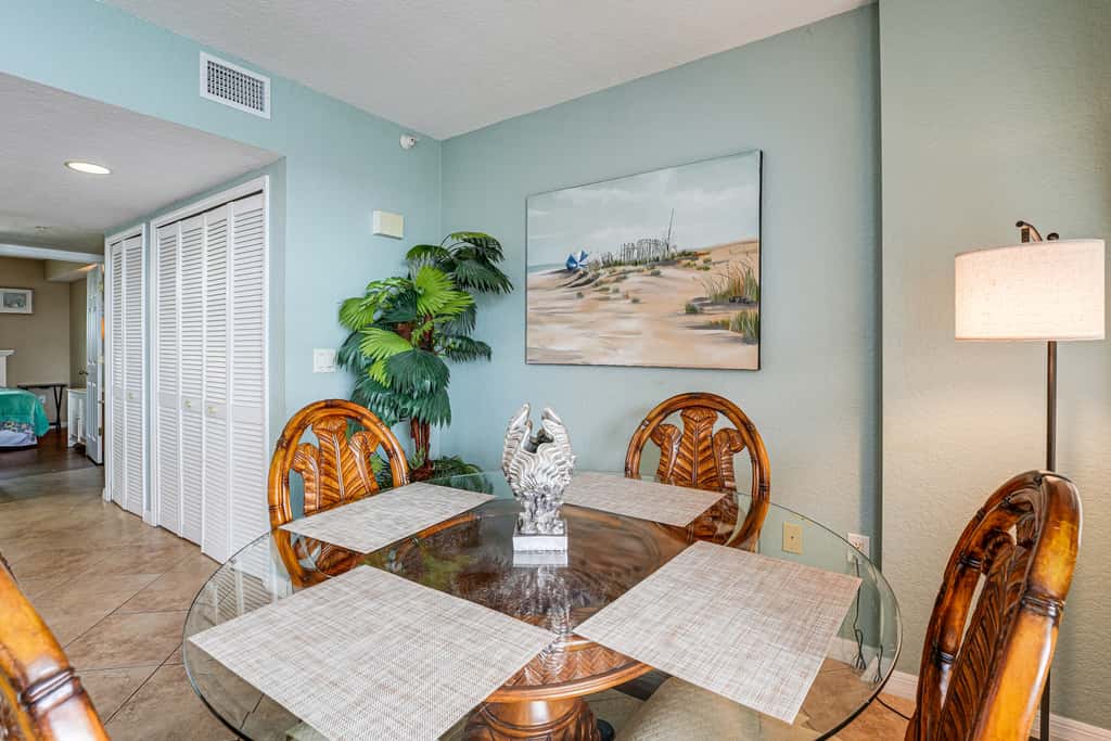 2 Blocks to Clearwater Beach: Walkable Coastal Gem