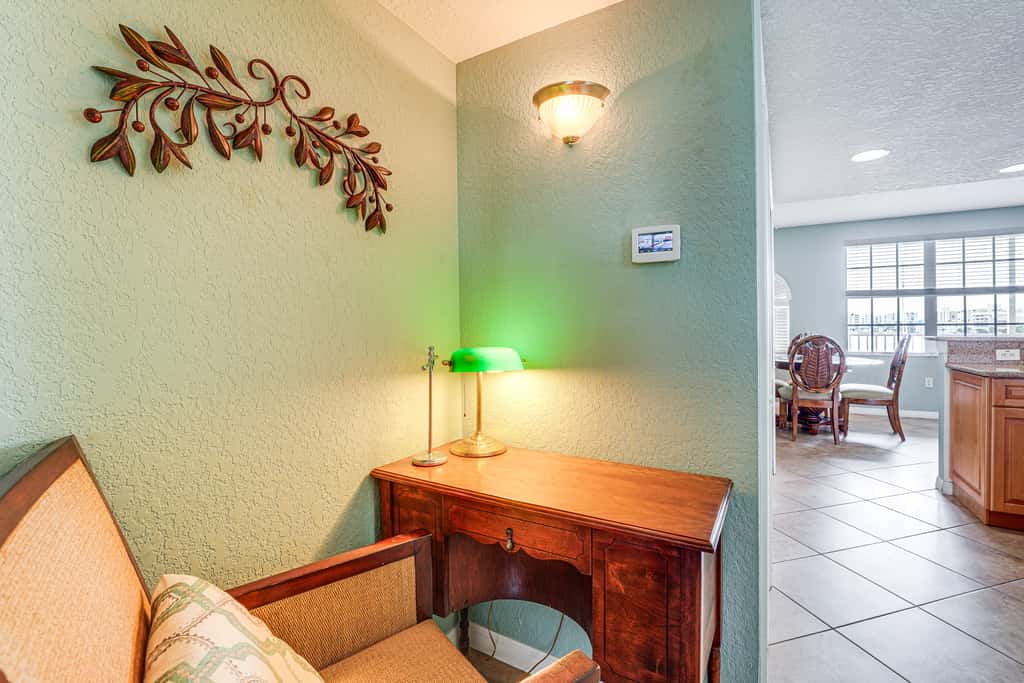 2 Blocks to Clearwater Beach: Walkable Coastal Gem
