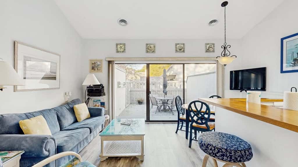 1BR Sea Colony condo with community pool, tennis, gym
