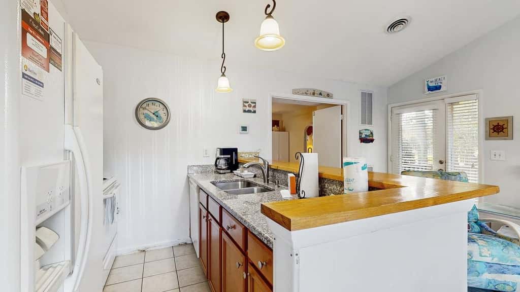 1BR Sea Colony condo with community pool, tennis, gym