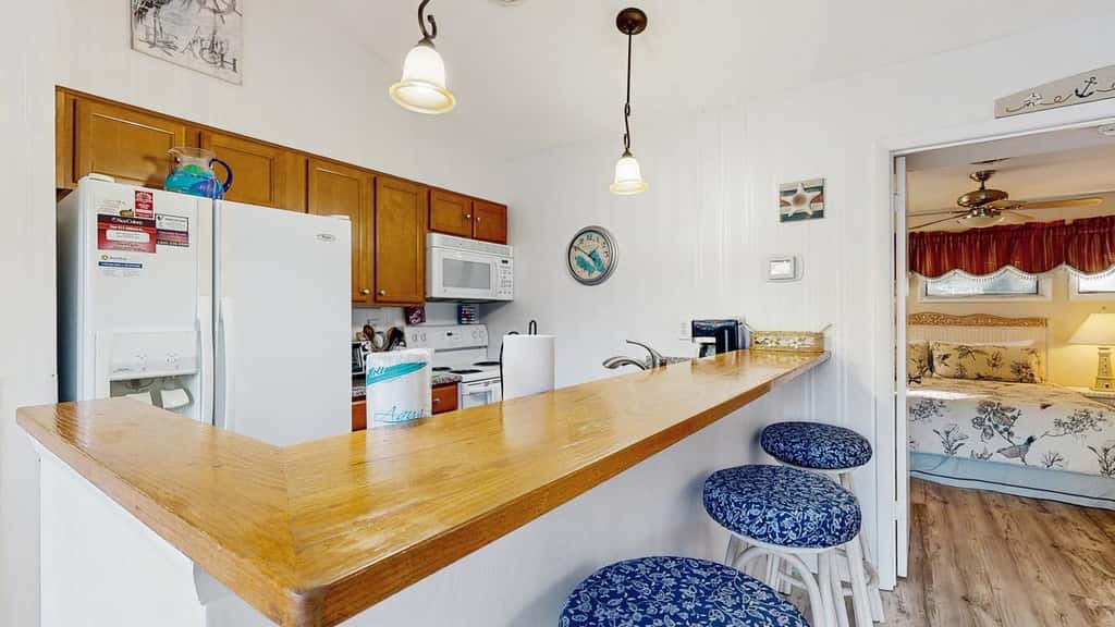 1BR Sea Colony condo with community pool, tennis, gym