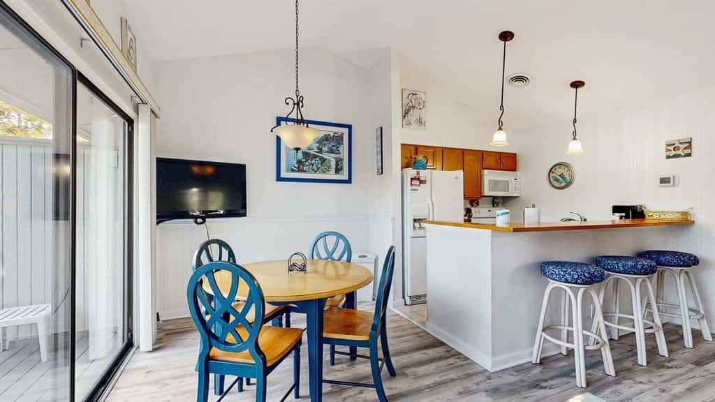 1BR Sea Colony condo with community pool, tennis, gym