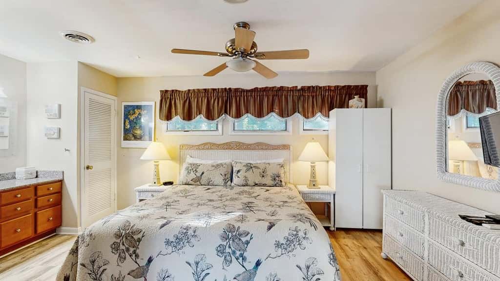 1BR Sea Colony condo with community pool, tennis, gym