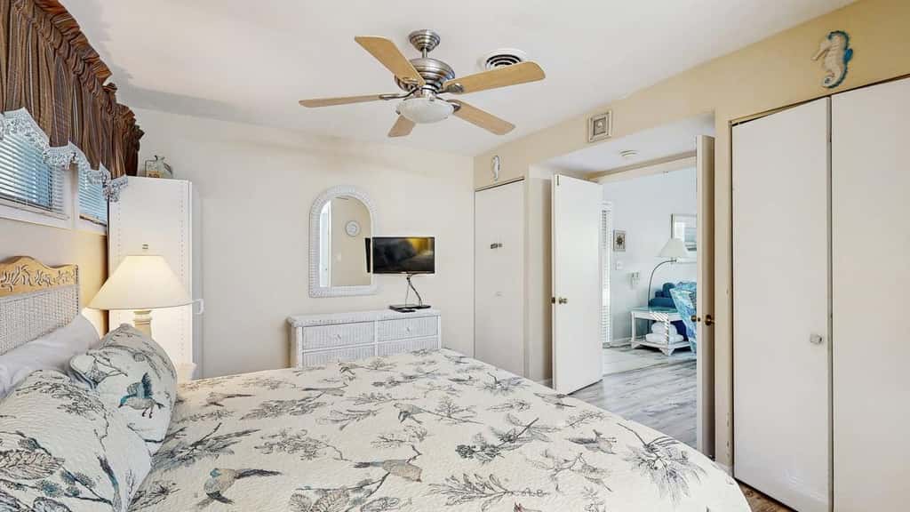 1BR Sea Colony condo with community pool, tennis, gym