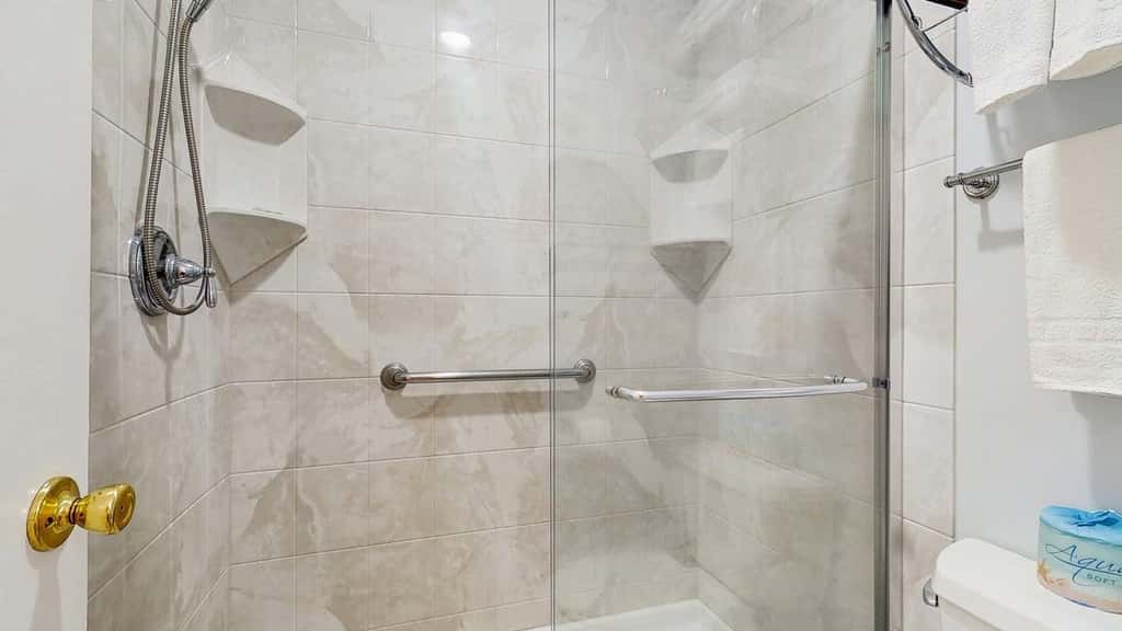 1BR Sea Colony condo with community pool, tennis, gym