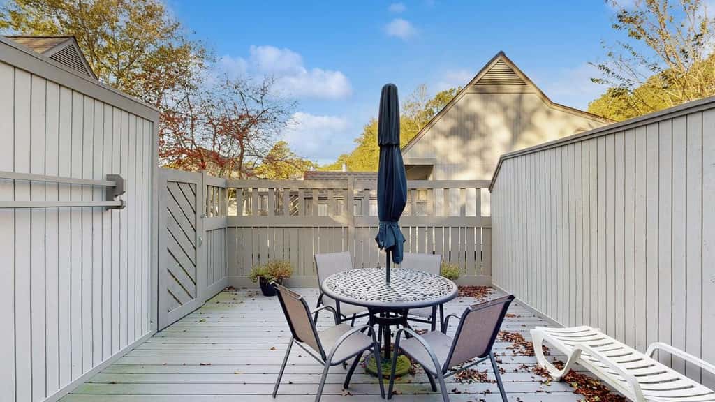 1BR Sea Colony condo with community pool, tennis, gym