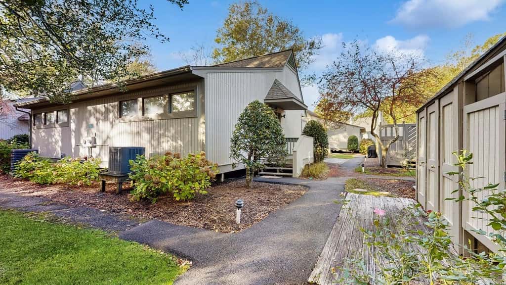 1BR Sea Colony condo with community pool, tennis, gym