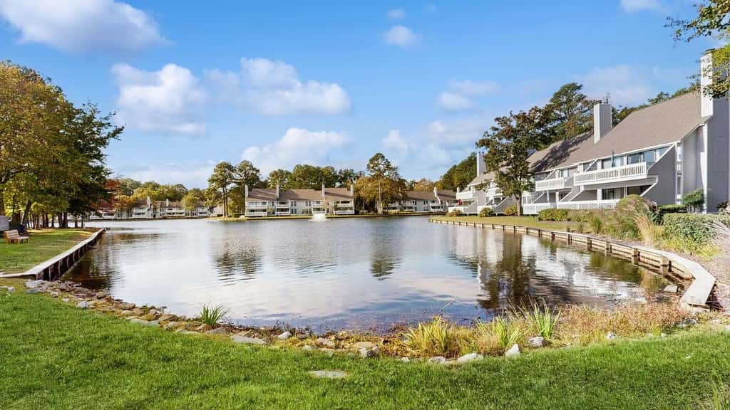 1BR Sea Colony condo with community pool, tennis, gym