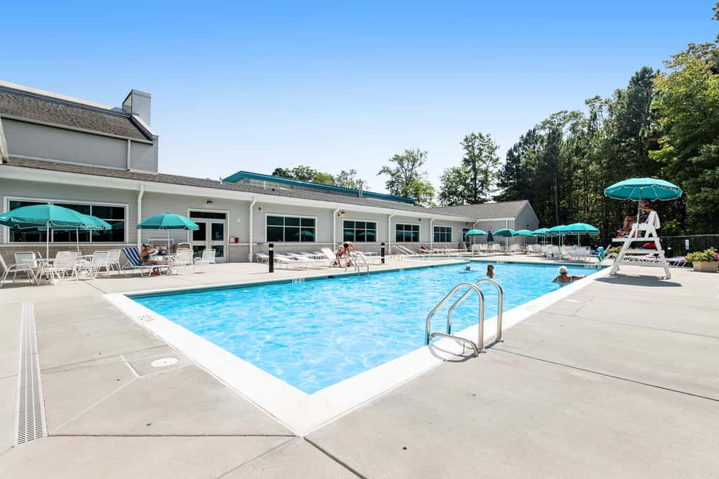 1BR Sea Colony condo with community pool, tennis, gym