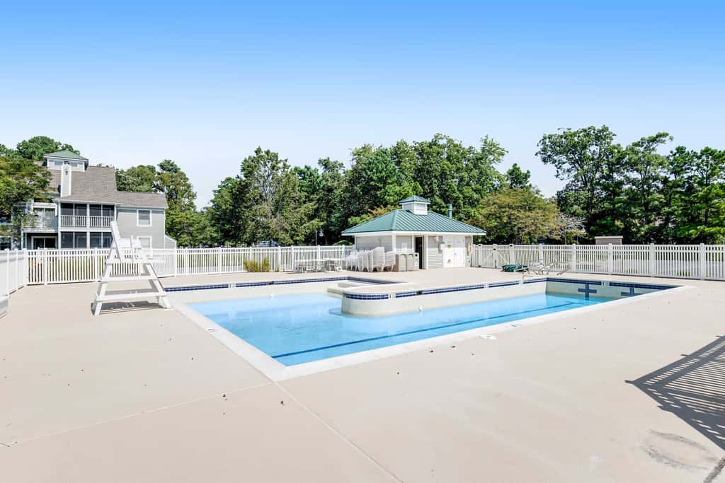 1BR Sea Colony condo with community pool, tennis, gym