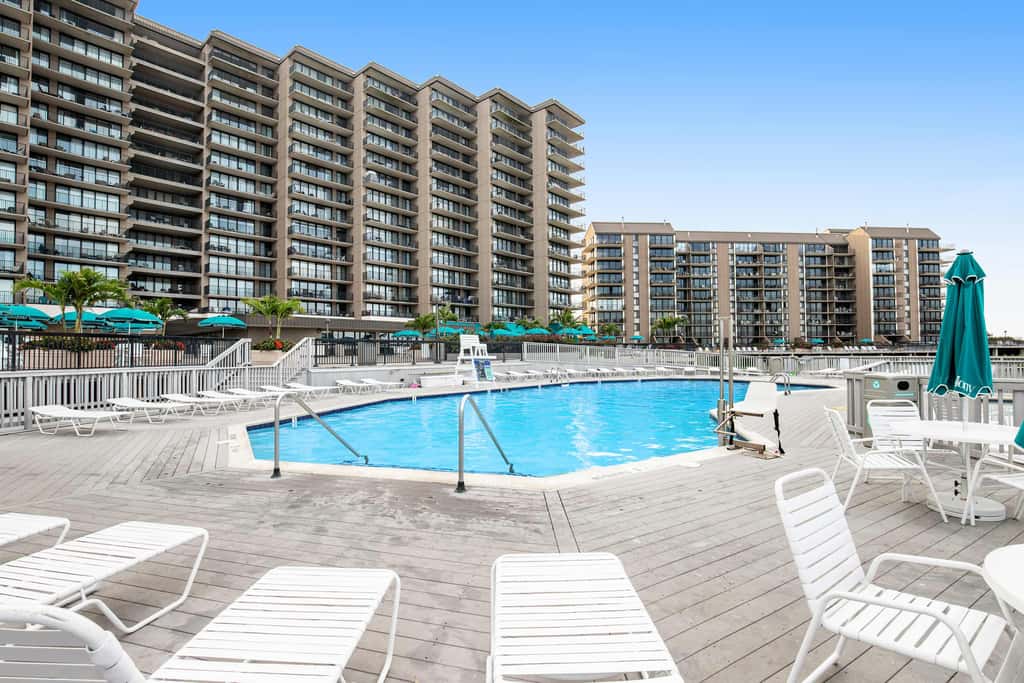 1BR Sea Colony condo with community pool, tennis, gym