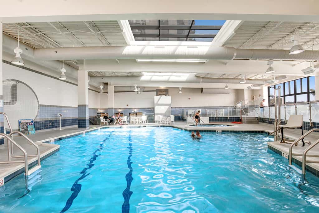 1BR Sea Colony condo with community pool, tennis, gym
