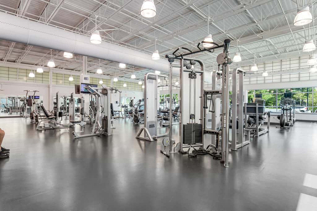 1BR Sea Colony condo with community pool, tennis, gym