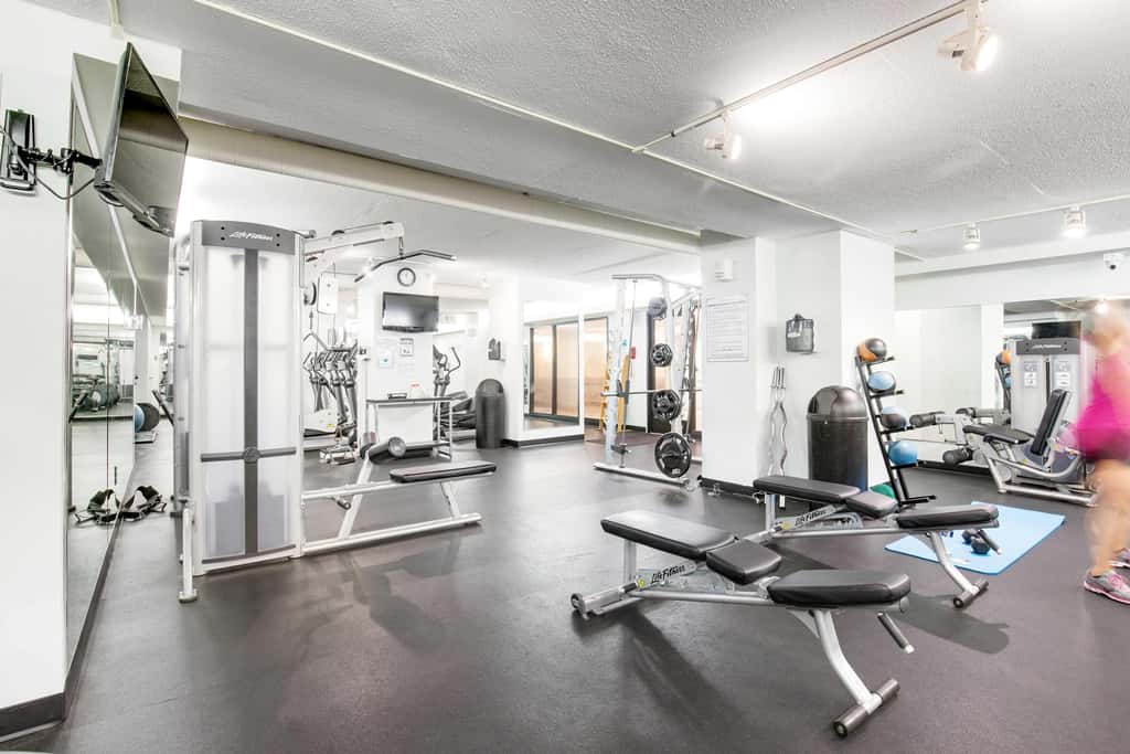 1BR Sea Colony condo with community pool, tennis, gym