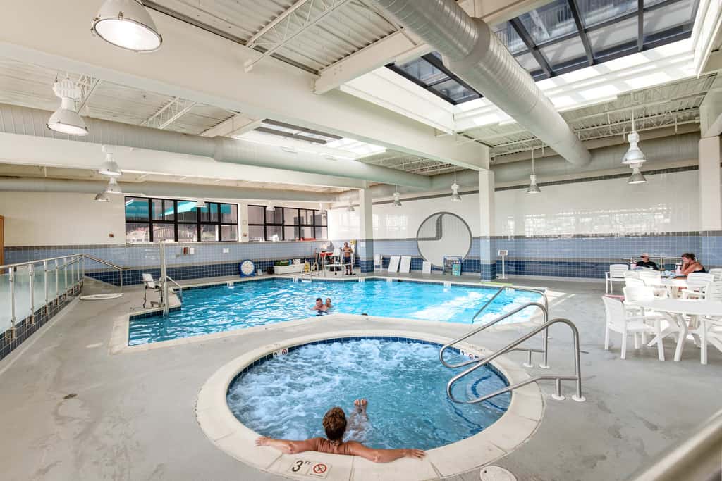 1BR Sea Colony condo with community pool, tennis, gym