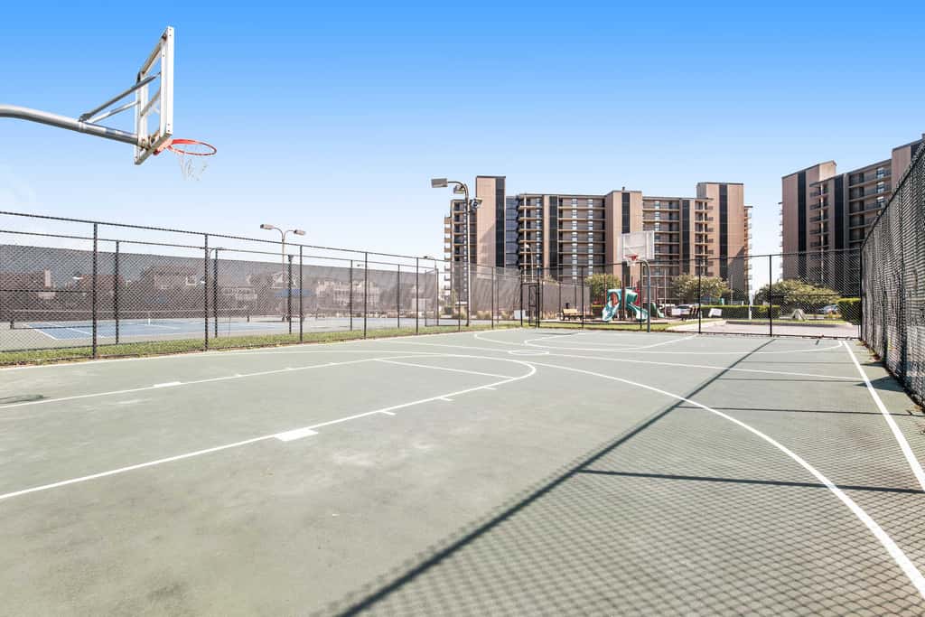 1BR Sea Colony condo with community pool, tennis, gym