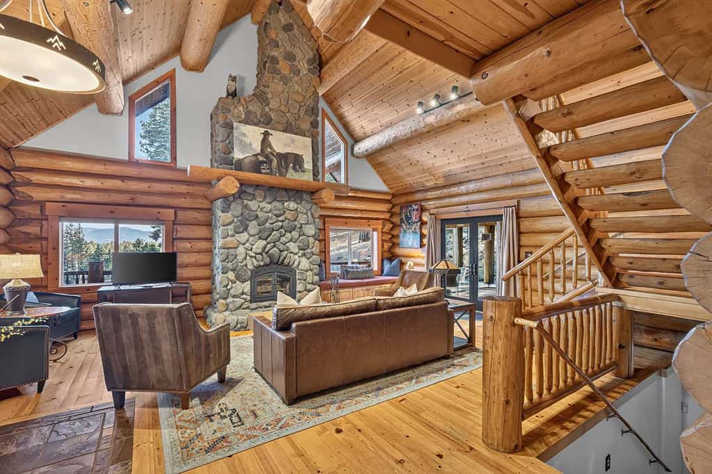 Log Lodge with Pool Table, Fireplace & Deck