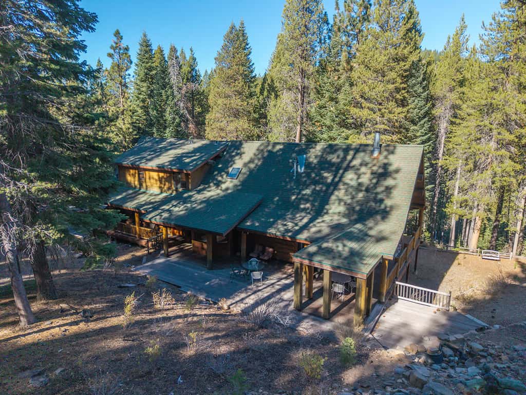 Log Lodge with Pool Table, Fireplace & Deck