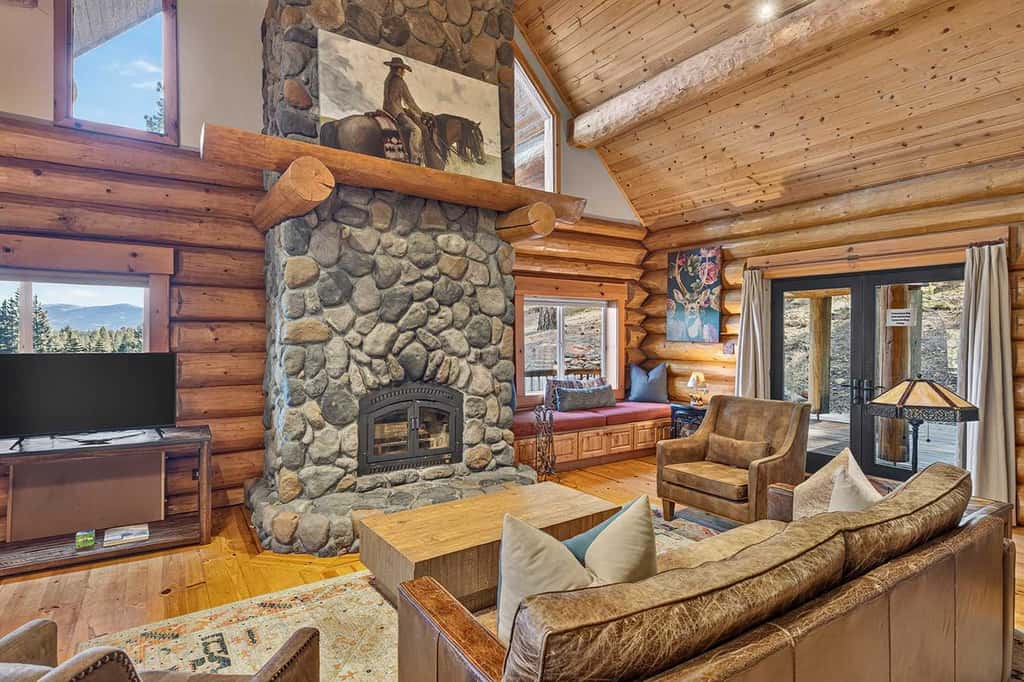 Log Lodge with Pool Table, Fireplace & Deck
