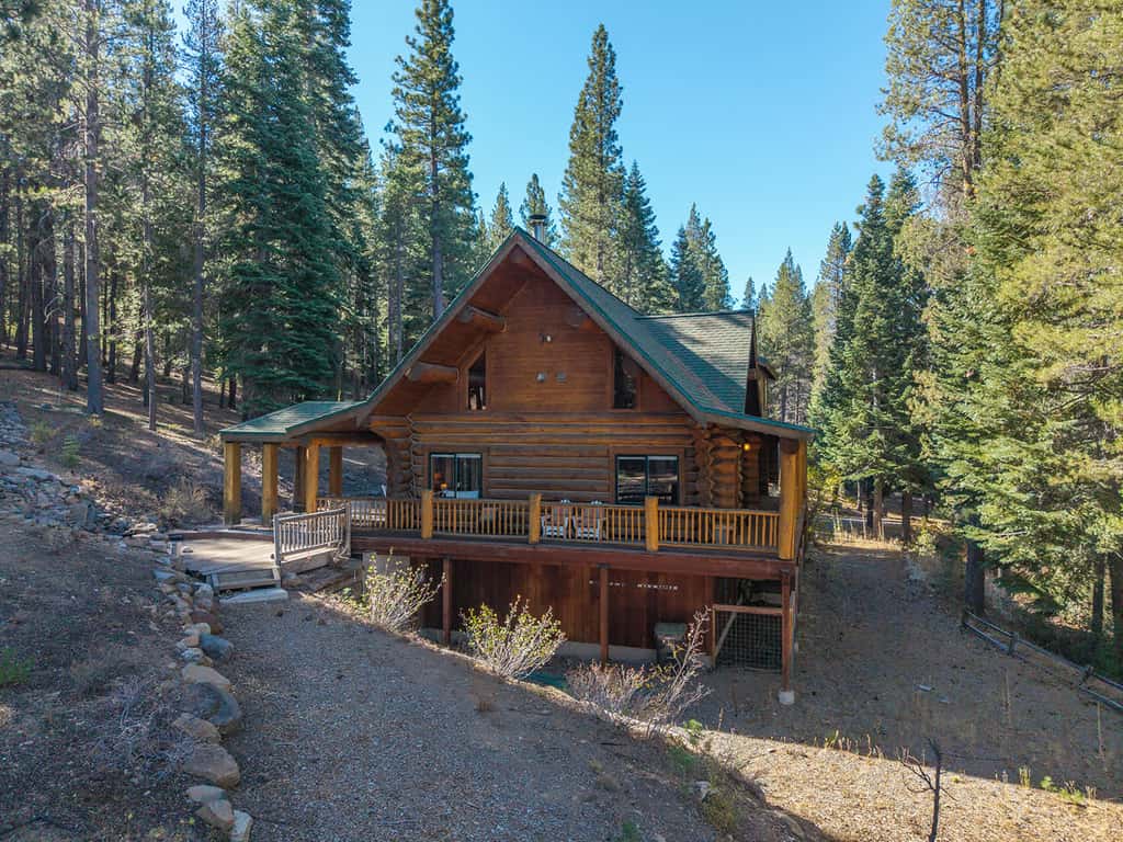 Log Lodge with Pool Table, Fireplace & Deck