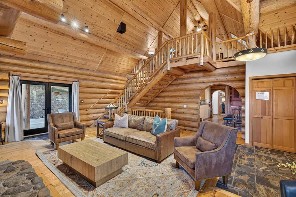 Log Lodge with Pool Table, Fireplace & Deck