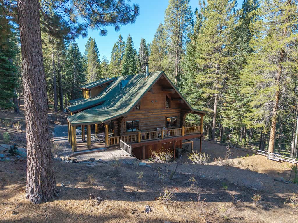 Log Lodge with Pool Table, Fireplace & Deck