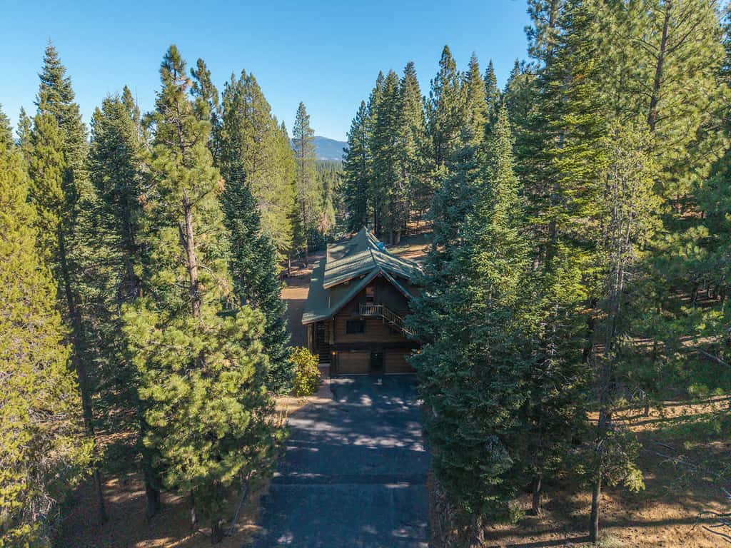 Log Lodge with Pool Table, Fireplace & Deck