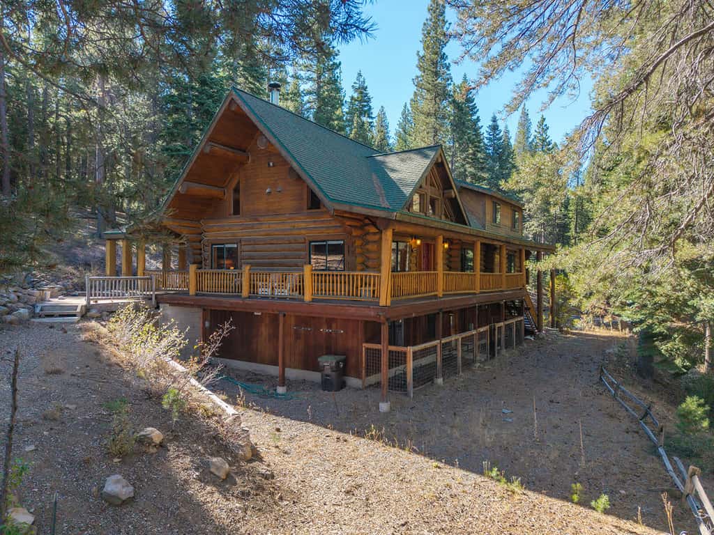 Log Lodge with Pool Table, Fireplace & Deck