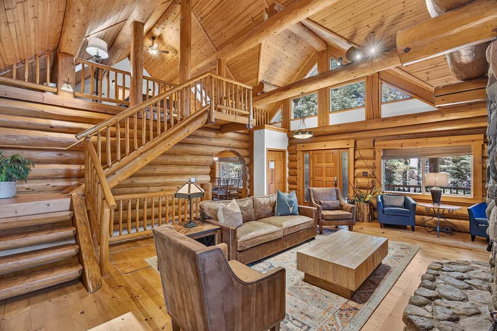 Log Lodge with Pool Table, Fireplace & Deck